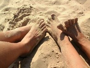 L'infezione dei piedi sulla spiaggia