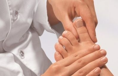 L'esame delle dita del medico con il fungo delle gambe