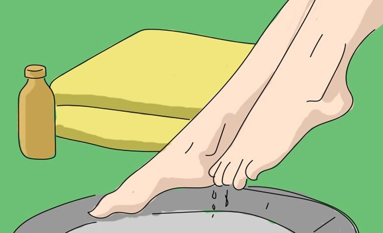 Bagno all'aceto di mele per i funghi dei piedi